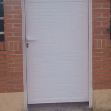 Aluminios Carsan puerta de color blanco