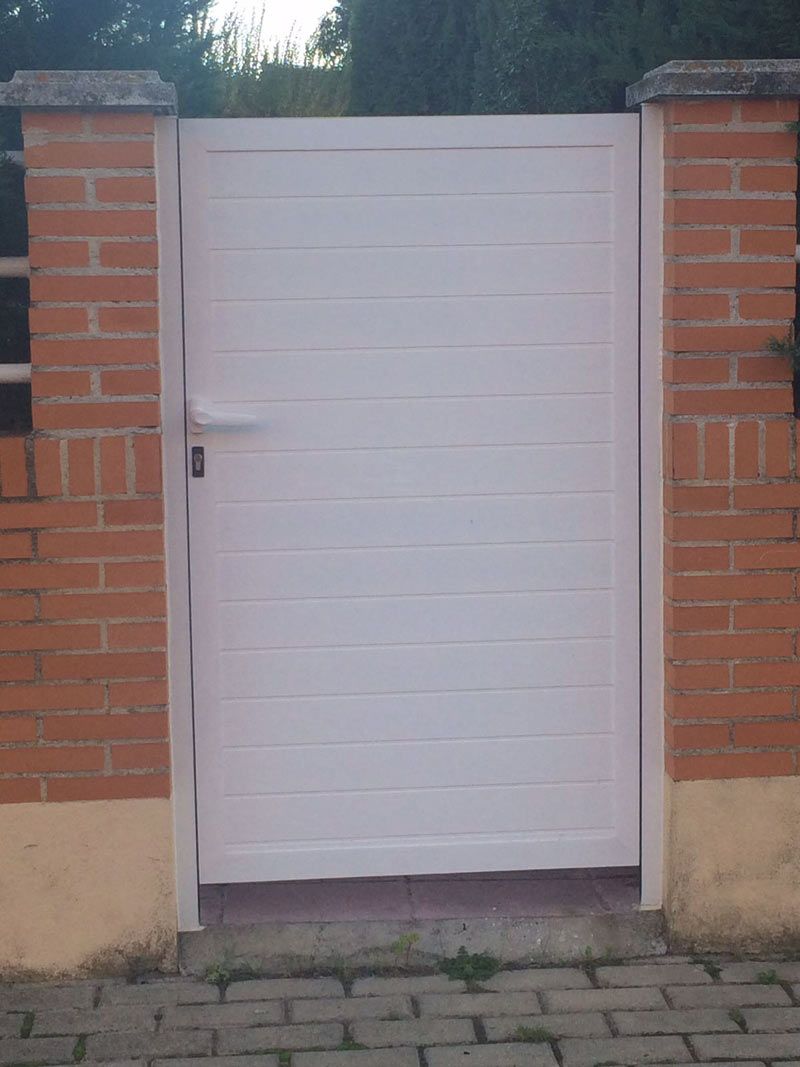 Aluminios Carsan puerta de color blanco