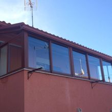 Aluminios Carsan casa de color rojo con ventanas de vidrio