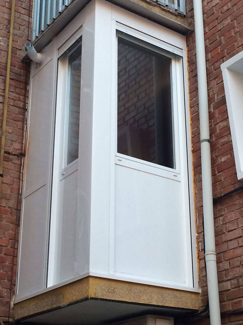 Aluminios Carsan esquina de una casa con ventanas de vidrio y luz apagada