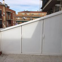 Aluminios Carsan cerramiento de color blanco