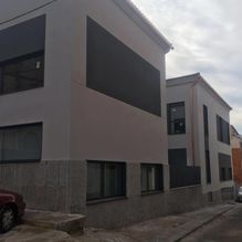 Aluminios Carsan edificio con ventanas de vidrio