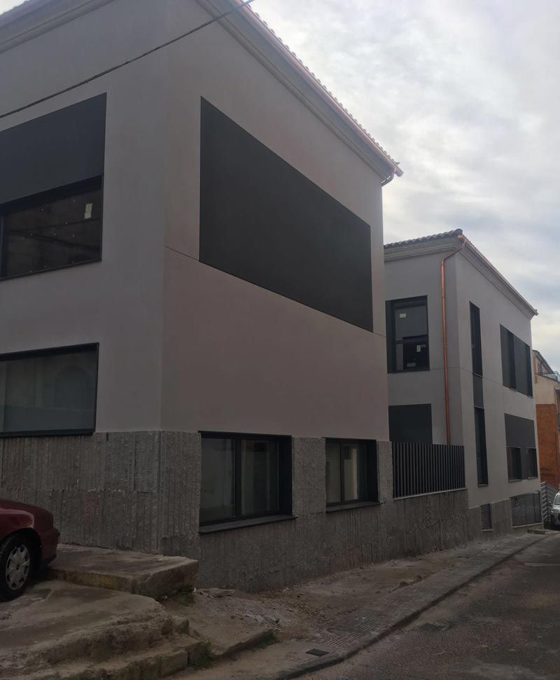 Aluminios Carsan edificio con ventanas de vidrio