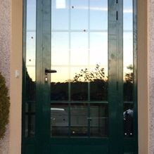 Aluminios Carsan vidrios en puerta de color verde