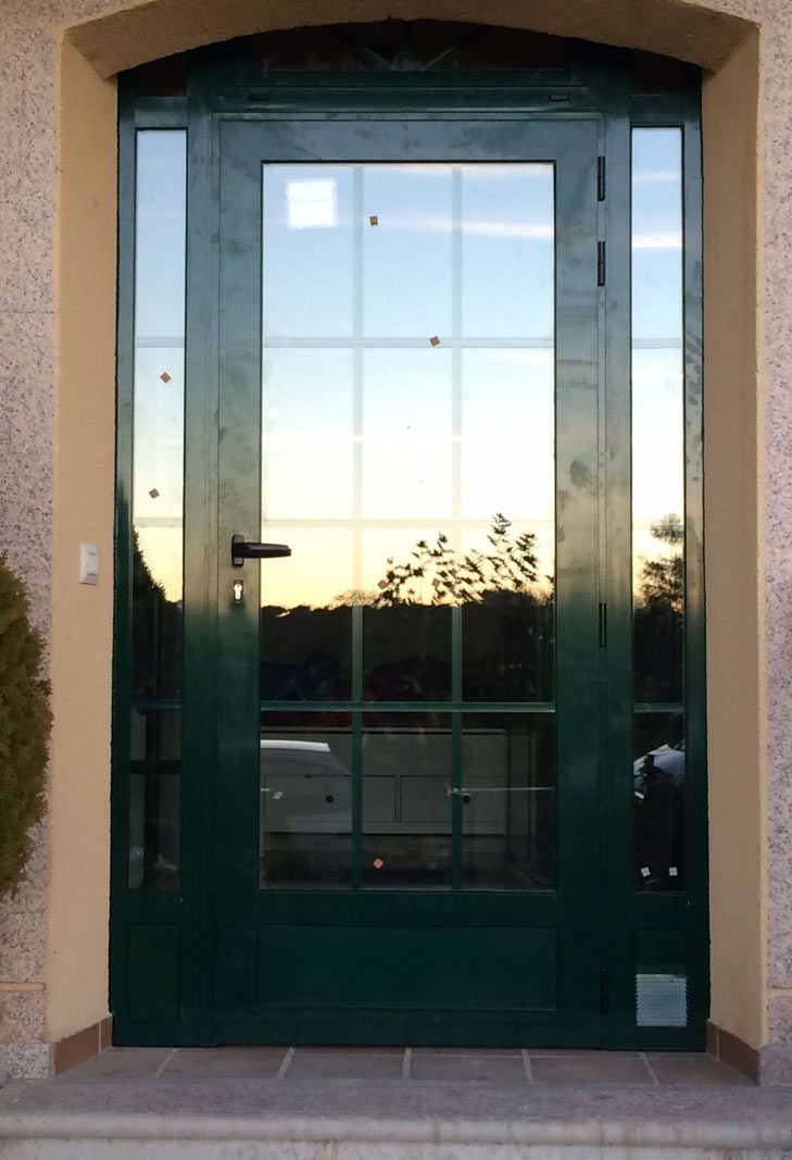 Aluminios Carsan vidrios en puerta de color verde