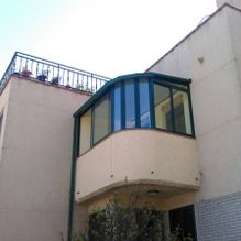 Aluminios Carsan balcón con ventanas de vidrio