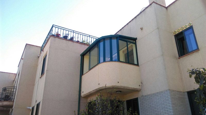 Aluminios Carsan balcón con ventanas de vidrio